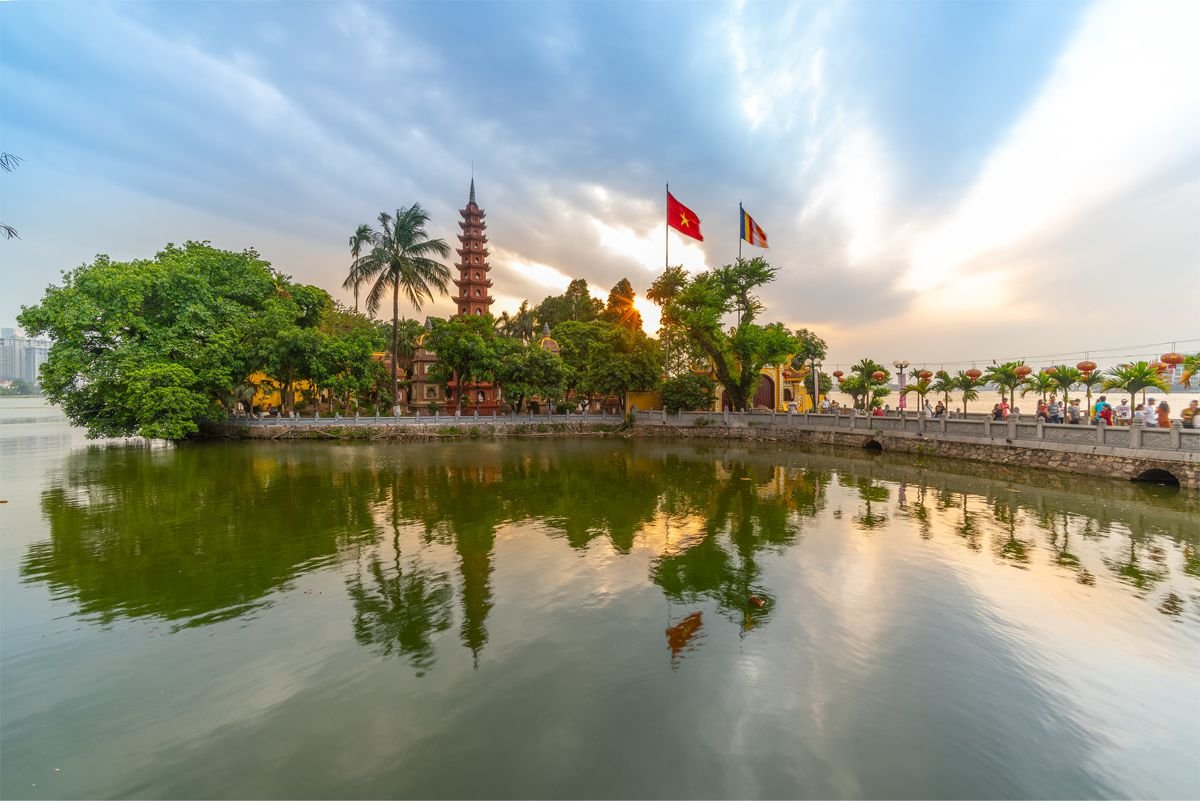 Cycle Around West Lake Hanoi Half Day